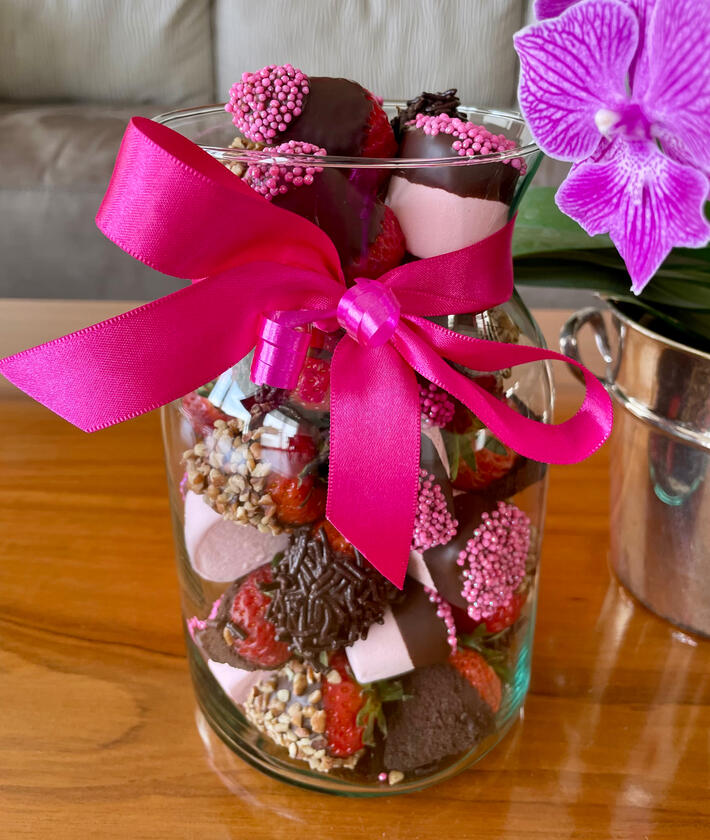 Florero de fresas y bombones